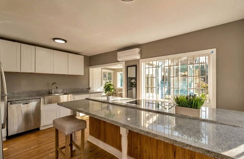 Oakland House | Cozy Oakland 2BR Home - Near Airport, BART & I-880