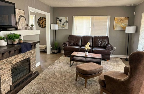 Oakland House | Cozy Oakland 2BR Home - Near Airport, BART & I-880