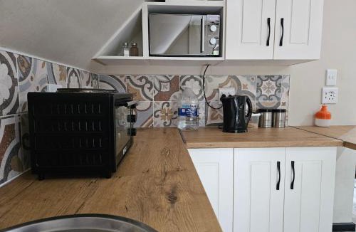Somerset East Apartment | Cozy & Private Bachelor Flat