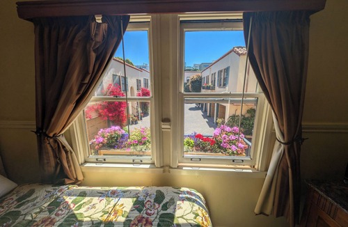 Marina District Hotel | Cozy Queen Courtyard Retreat – Your Tranquil Escape in San Francisco!