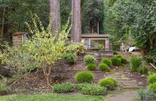 Villa Grande House | Cozy Riverfront Cabin with Dock Fire Pit & Dogs OK