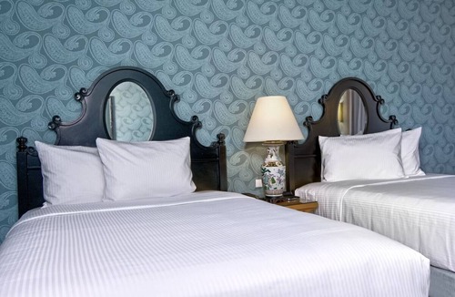 Downtown San Francisco Hotel | Cozy Room with Pool Access, Fireplace & Free Breakfast in San Francisco
