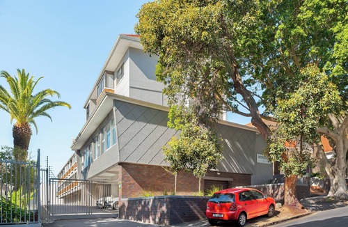 Three Anchor Bay Apartment | Cozy Sea Point Studio Apt l Netflix l Wifi