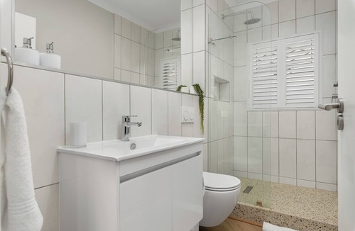 Three Anchor Bay Apartment | Cozy Sea Point Studio Apt l Netflix l Wifi