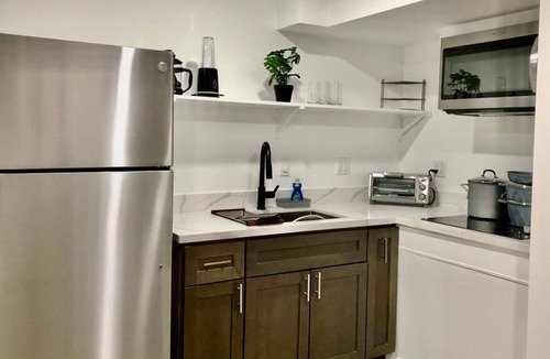 Ashland House | Cozy Serene 1BR Unit with AC & Covered Patio