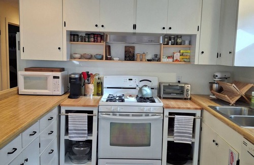Tahoe Valley House | Cozy South Lake Tahoe Home/Dog Friendly/Fenced Yard/Porch