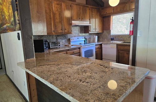 Colfax Cabin | Cozy Upstairs Cabin w/Canal Views 45 mins to slopes & 10 mins to Rollins Lake