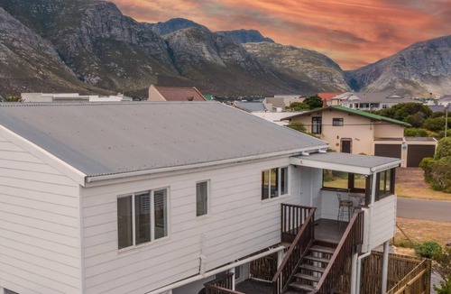 Betty's Bay House | Cozy vacation home with veranda and pool, 250 m from the sea and penguins!
