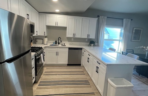 North Oak Park House | Craftsman Brand New house 2 bdrms with Ultra-Fast 5G Gateway Internet. Pets welc