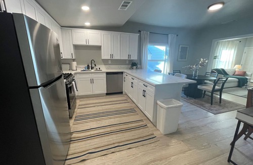 North Oak Park House | Craftsman Brand New house 2 bdrms with Ultra-Fast 5G Gateway Internet. Pets welc