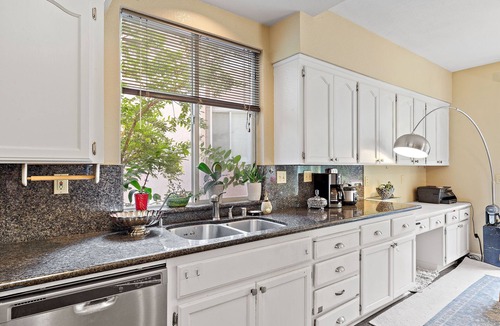 Castro Valley House | Creek view sunshine room for 1 person