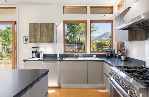 Kenwood House | Creekside Vista Retreat *30+ Day Rental*