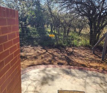 Hammanskraal Cabin | Crimson Bush Lodge