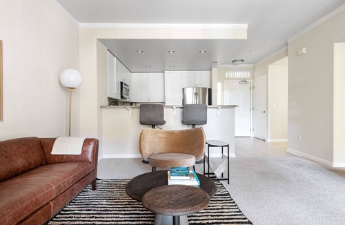 Central San Mateo Apartment | Crisp San Mateo 1BR w/Pool, Spa, Parking, walk to Shops by Blueground