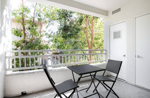 Central San Mateo Apartment | Crisp San Mateo 1BR w/Pool, Spa, Parking, walk to Shops by Blueground