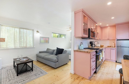 St. Helena House | Cute Downtown Saint Helena Wine Country Cottage!