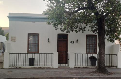 Robertson Apartment | Daisy House Accommodation