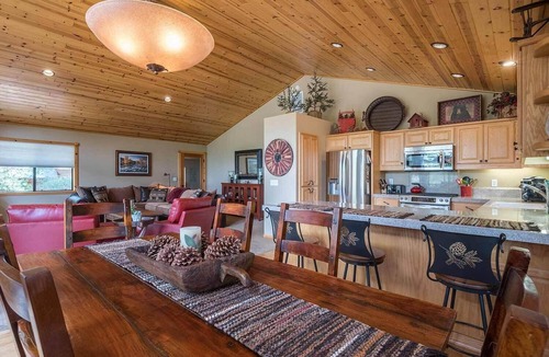 Truckee House | Davos Delight by Tahoe Getaways. 3BR Tahoe Donner w/Hot Tub