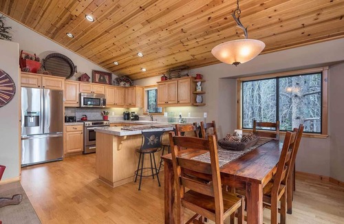 Truckee House | Davos Delight by Tahoe Getaways. 3BR Tahoe Donner w/Hot Tub