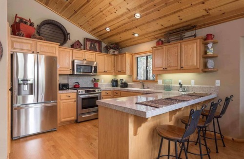 Truckee House | Davos Delight by Tahoe Getaways. 3BR Tahoe Donner w/Hot Tub