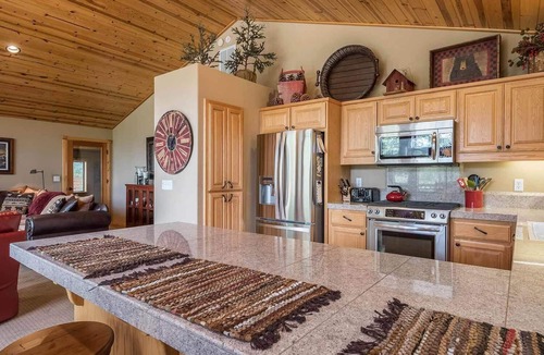 Truckee House | Davos Delight by Tahoe Getaways. 3BR Tahoe Donner w/Hot Tub