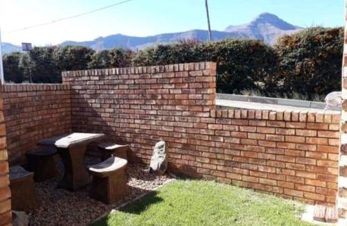 Clarens Apartment | de Klerens Gems Topaz Self Catering Studio