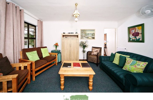 Trawal House | DeKeurboom Guesthouses. (Blue Cottage)