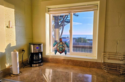Bodega Bay Cottage | Delightful 2-bedroom occuan view cottage , 5 minutes walk to the beach