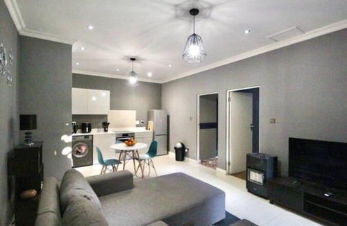 Mowbray Apartment | Delightful apartment with uncapped fibre WiFi in Cape Townn