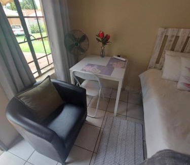 Flora Park House | DeLutz Overnight Accommodation Room 2