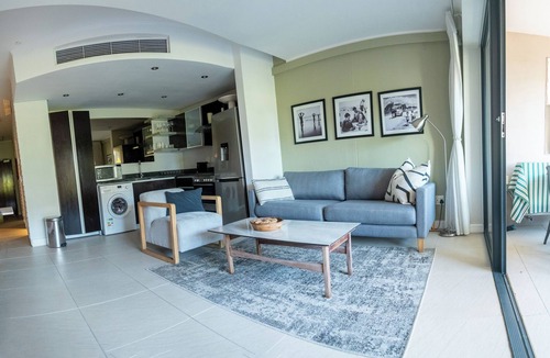 Cape Town City Centre Apartment | Deluxe Apartment in De Waterkant. WiFi included