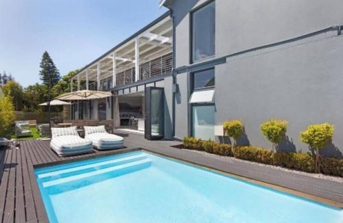 Lakeside Apartment | Deluxe King Suite