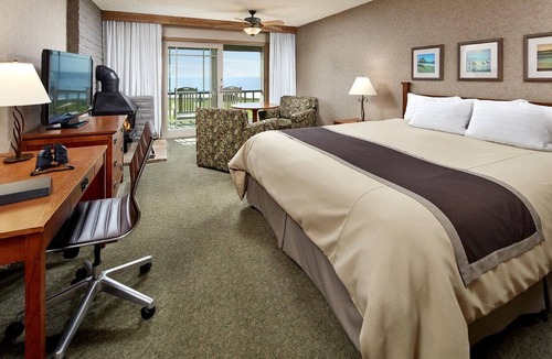 San Simeon Hotel | Deluxe King with Fireplace | Cavalier Resort | Near Hearst Castle
