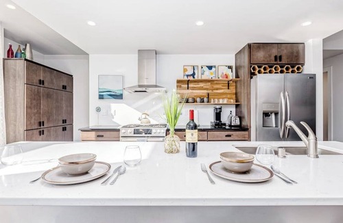 South Addition Villa | Design-forward Anchorage Townhome w/Ocean Views