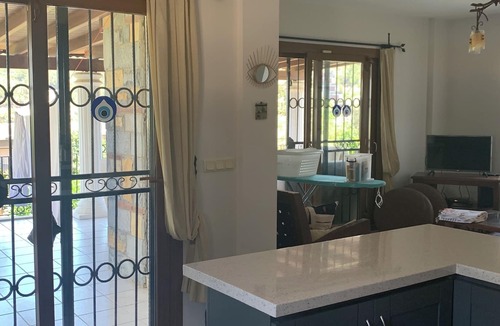 Torba Villa | Detached villa, sea views of Torba Bay, shared pool, 8 mins walk to beach 🏖