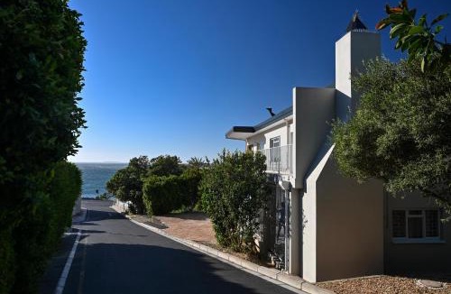 Gordons Bay Central House | Die Badhuis, for Fabulous living! Sleeps 4, Private pool