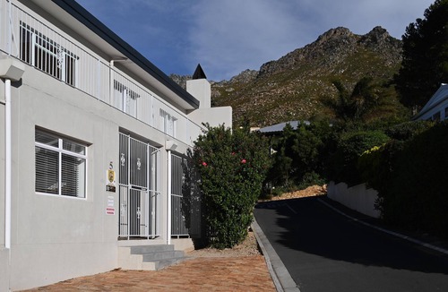 Gordons Bay Central Apartment | Die Brandhuis - Super close to the beach!