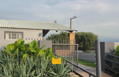 Govan Mbeki Apartment | Die Damhuis by Heybert