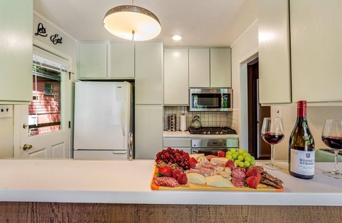 Guerneville Cabin | Direct River Access! Dock! Hot Tub! Fun Game Room! Guerneville~Lazy River