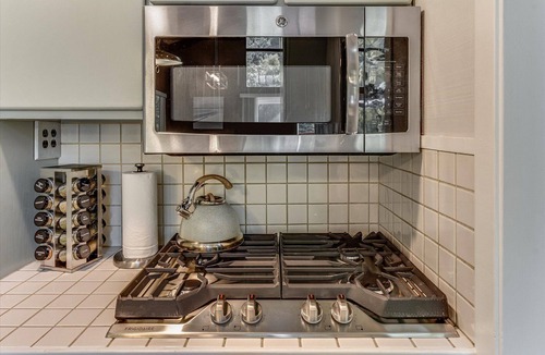 Guerneville Cabin | Direct River Access! Dock! Hot Tub! Fun Game Room! Guerneville~Lazy River