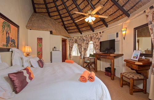 Leeupoort Cabin | Ditholo Game Lodge