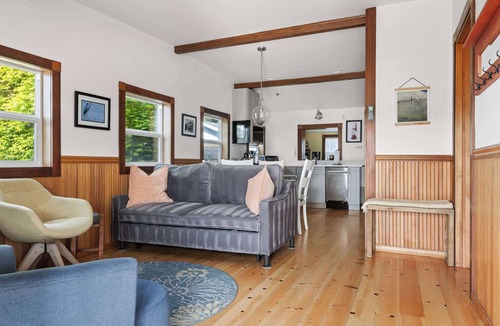 Old Town House | Dog-Friendly Beach Cottage | BBQ+Patio+King Bed