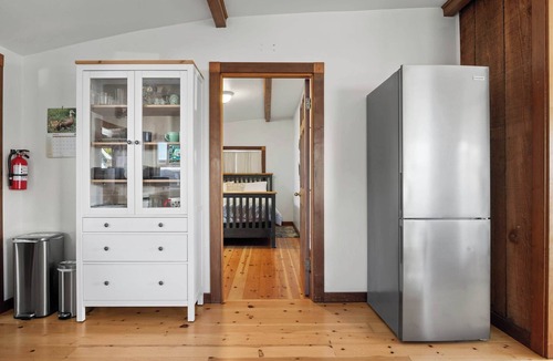 Old Town House | Dog-Friendly Beach Cottage | BBQ+Patio+King Bed