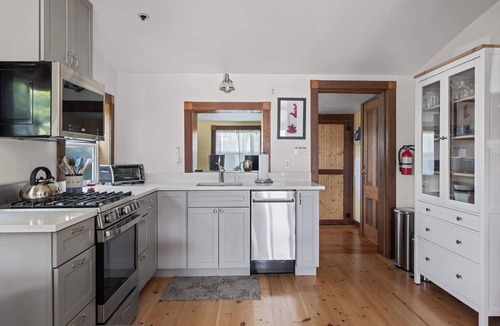 Old Town House | Dog-Friendly Beach Cottage | BBQ+Patio+King Bed