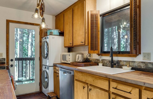 Dorrington Cabin | Dog-Friendly Cabin 3 Mi to Big Trees State Park!