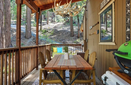 Dorrington Cabin | Dog-Friendly Cabin 3 Mi to Big Trees State Park!