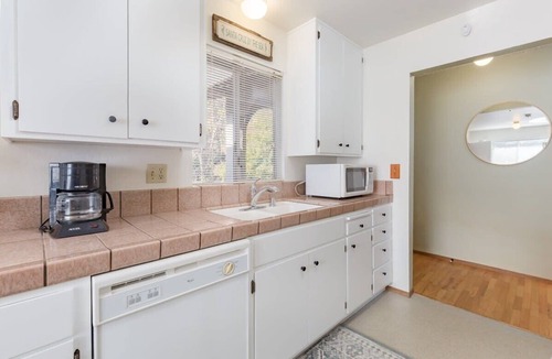 Opal Cliffs House | Dog-Friendly Cottage Near Premier Surf Beach