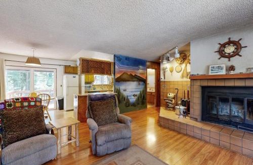 Pineland House | Dog-Friendly Tahoe City House Near Hiking and Skiing - Walk to Lake