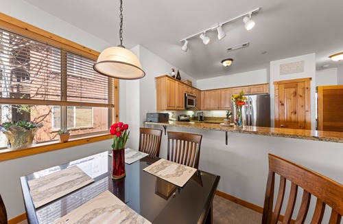 Truckee House | Dolomite Condo # 8 - Charming Ski Lease, Gas fireplace and Mountain Views