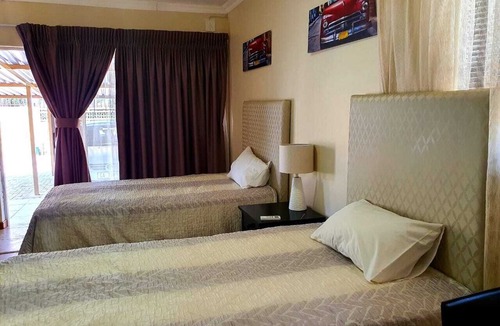 Mahikeng House | Double Room in cosy Guesthouse, one of the select guesthouses in Mahikeng ! in Mahikeng